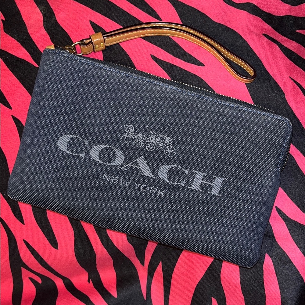 LIKE NEW COACH Large Corner Denim Blue Wristlet Wallet 💙✨